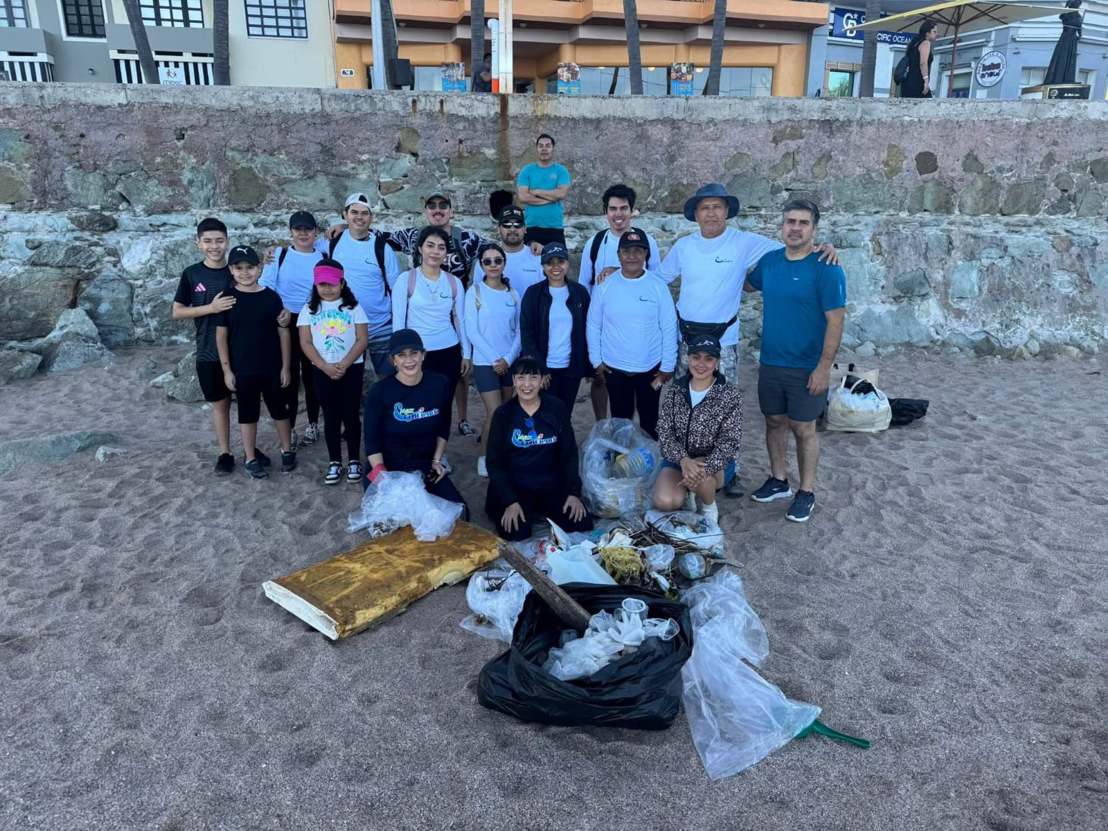 Execeso de residuos contaminantes quedaron en las aguas de Mazatlán tras el carnaval