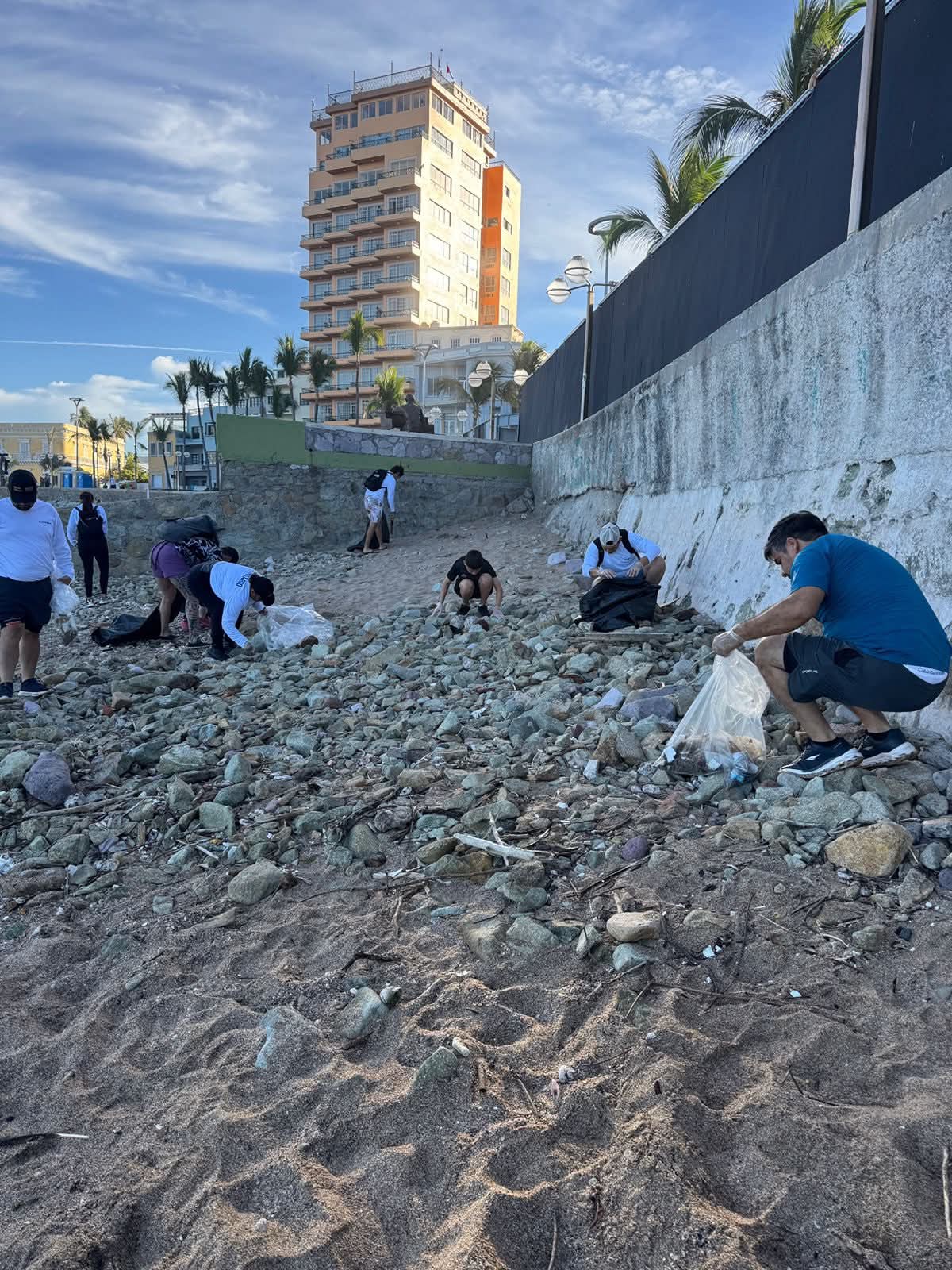 Execeso de residuos contaminantes quedaron en las aguas de Mazatlán tras el carnaval