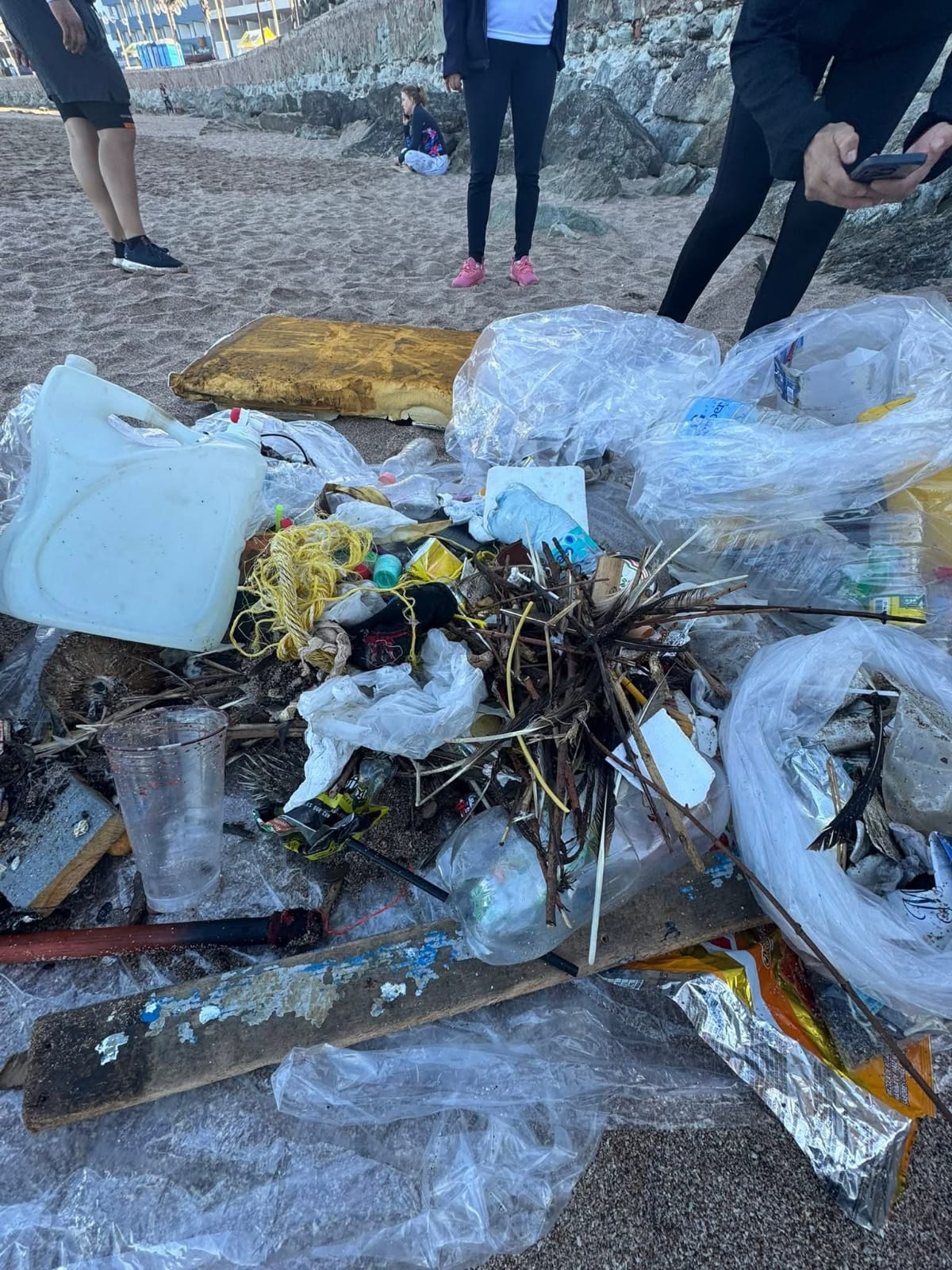 Execeso de residuos contaminantes quedaron en las aguas de Mazatlán tras el carnaval
