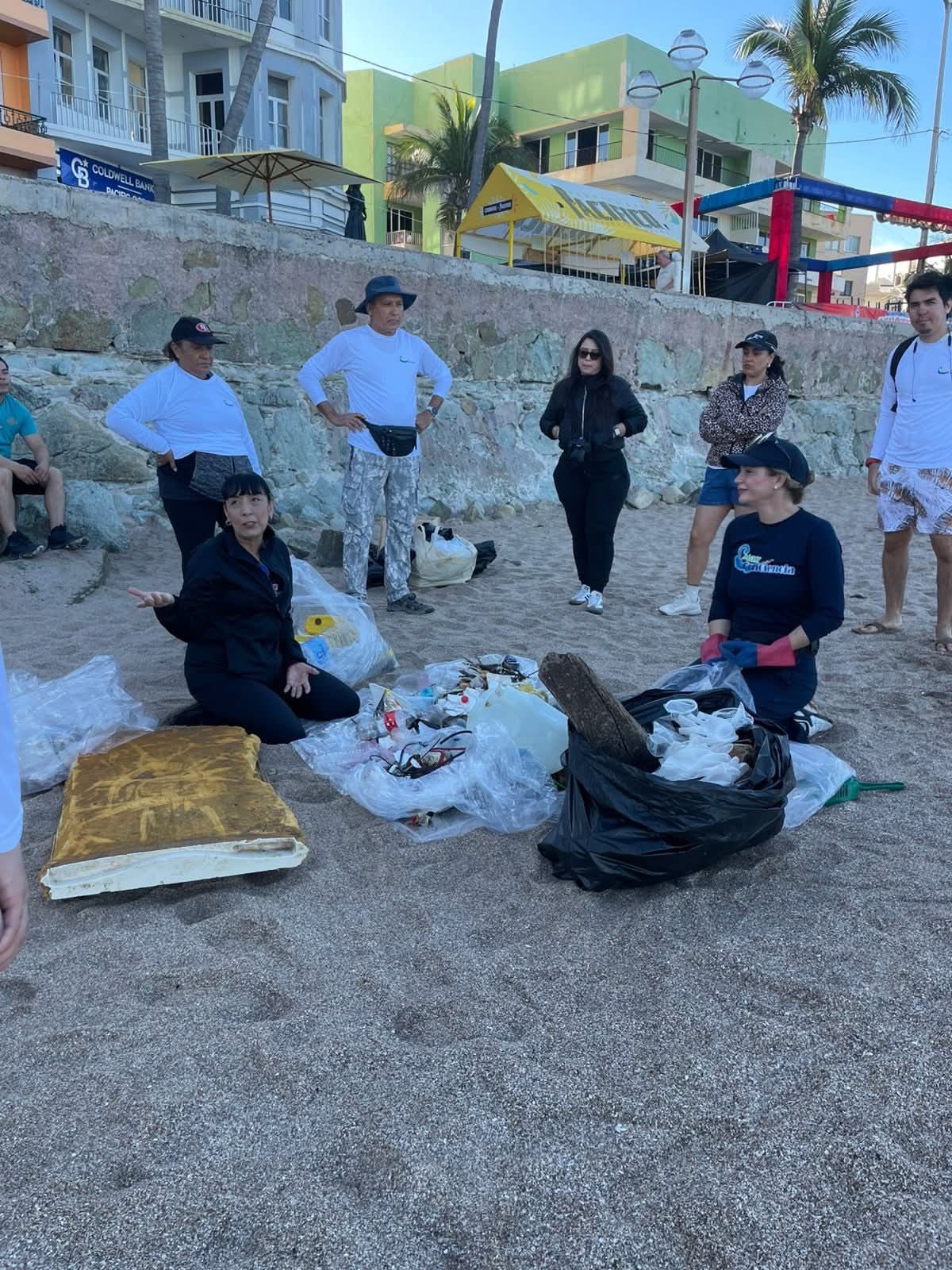 Execeso de residuos contaminantes quedaron en las aguas de Mazatlán tras el carnaval