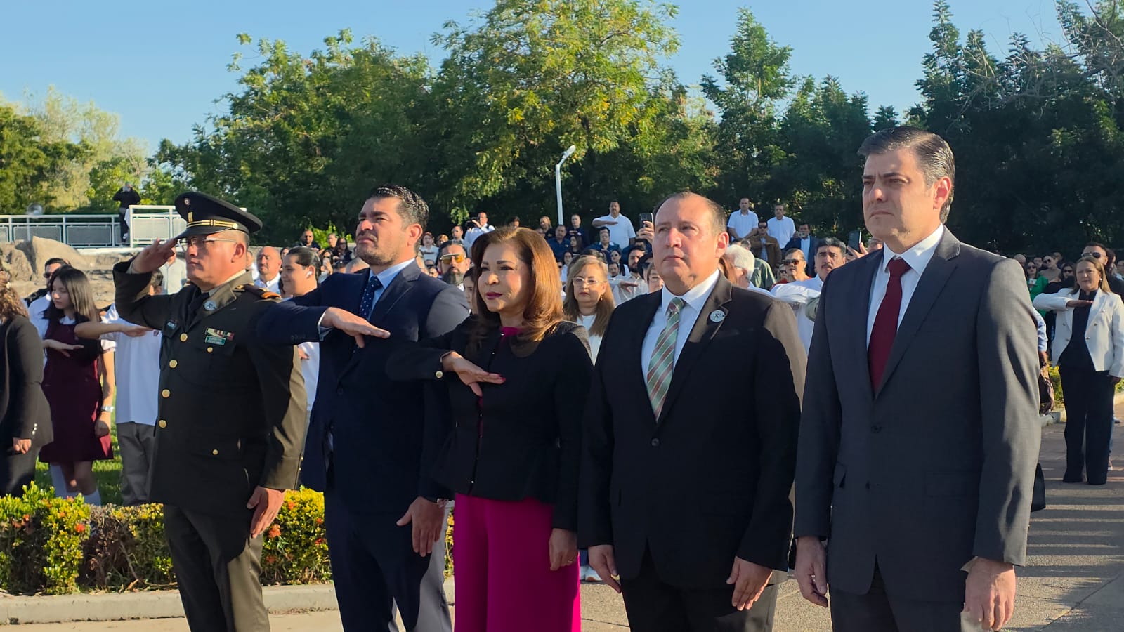 Gloria Himelda Félix Niebla encabezó la ceremonia de izamiento por el Día de la Bandera