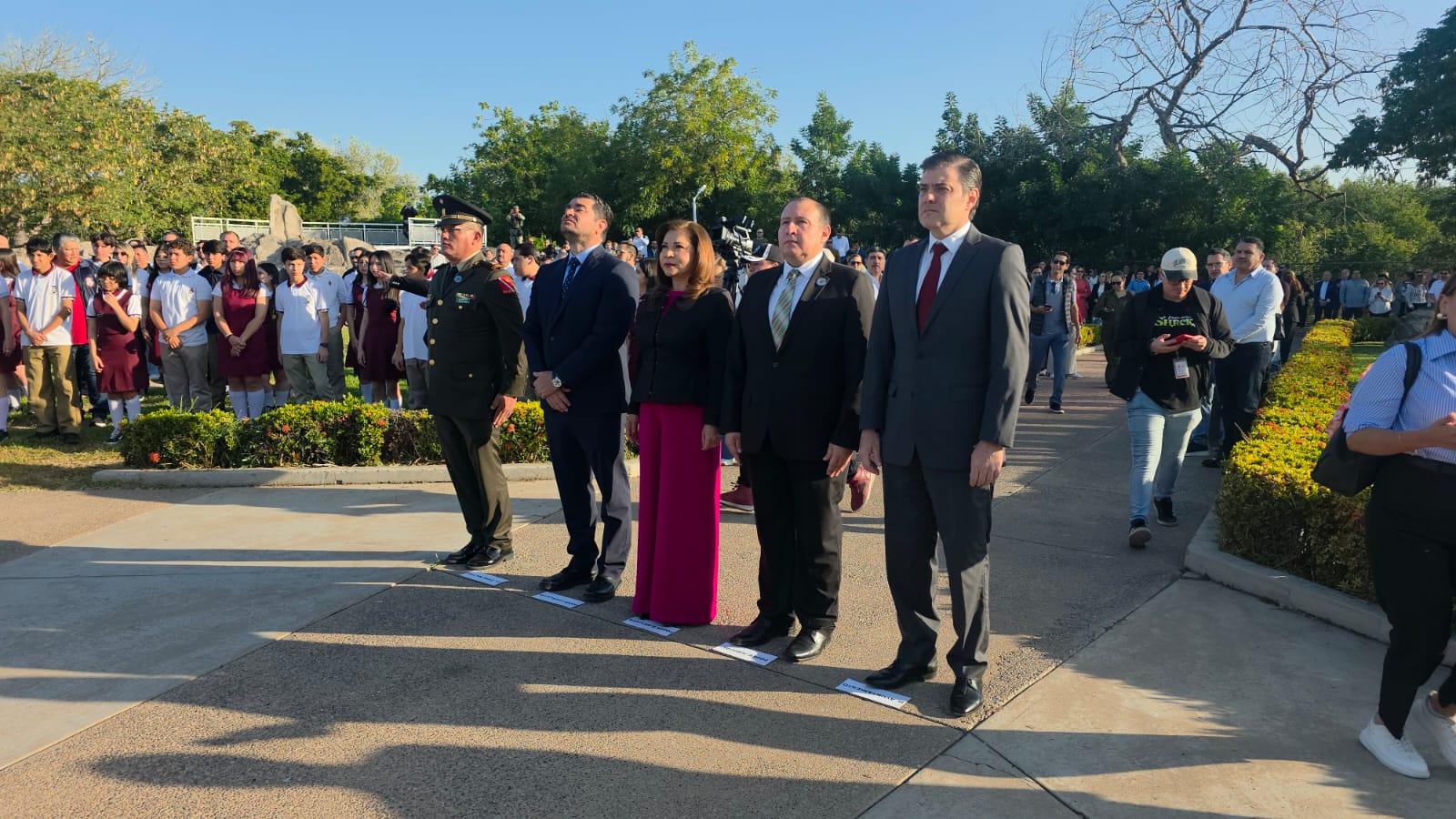 Gloria Himelda Félix Niebla encabezó la ceremonia de izamiento por el Día de la Bandera