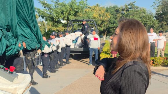 Secretaria de Educación encabeza izamiento en Asta Monumental durante el Día de la Bandera