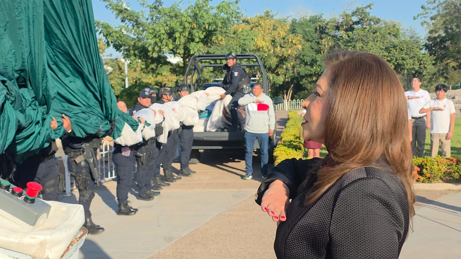 Gloria Himelda Félix Niebla encabezó la ceremonia de izamiento por el Día de la Bandera