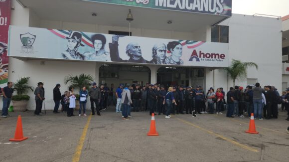 Es muy injusto lo que están haciendo con nosotros, ya nos debieron haber resuelto expresan viudas de policías en Ahome