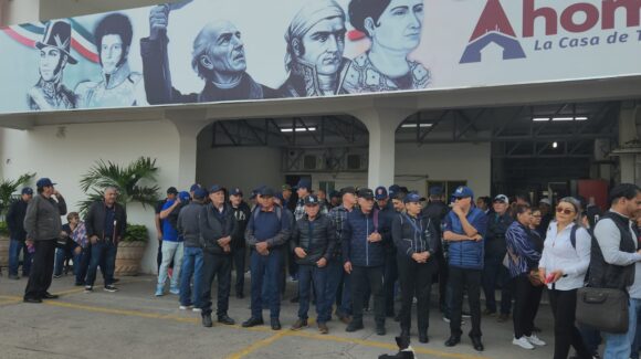 Guerreros Azules de Sinaloa toman Palacio Municipal en Ahome en demanda del pago a 9 viudas