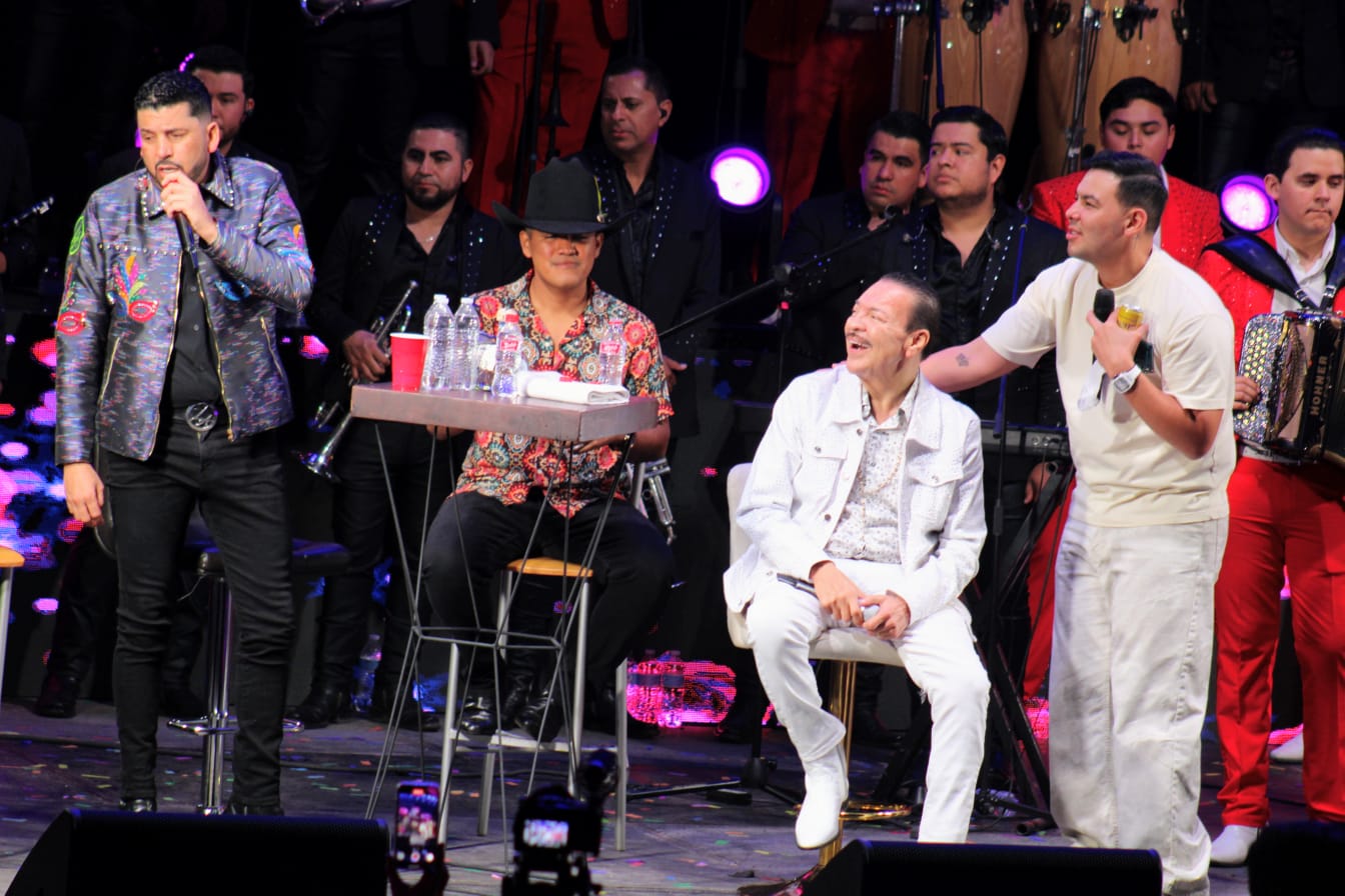 Julio Preciado y demás artistas hicieron vibrar el malecón de Mazatlán