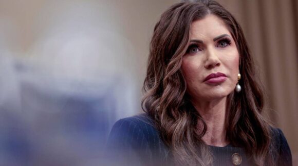 Más de 50 grupos civiles piden juicio político contra Kristi Noem por gestión migratoria
