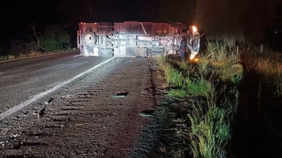 En la carretera Elota-Culiacán, Sinaloa, se registra volcadura de camión pesado y bloquea el camino