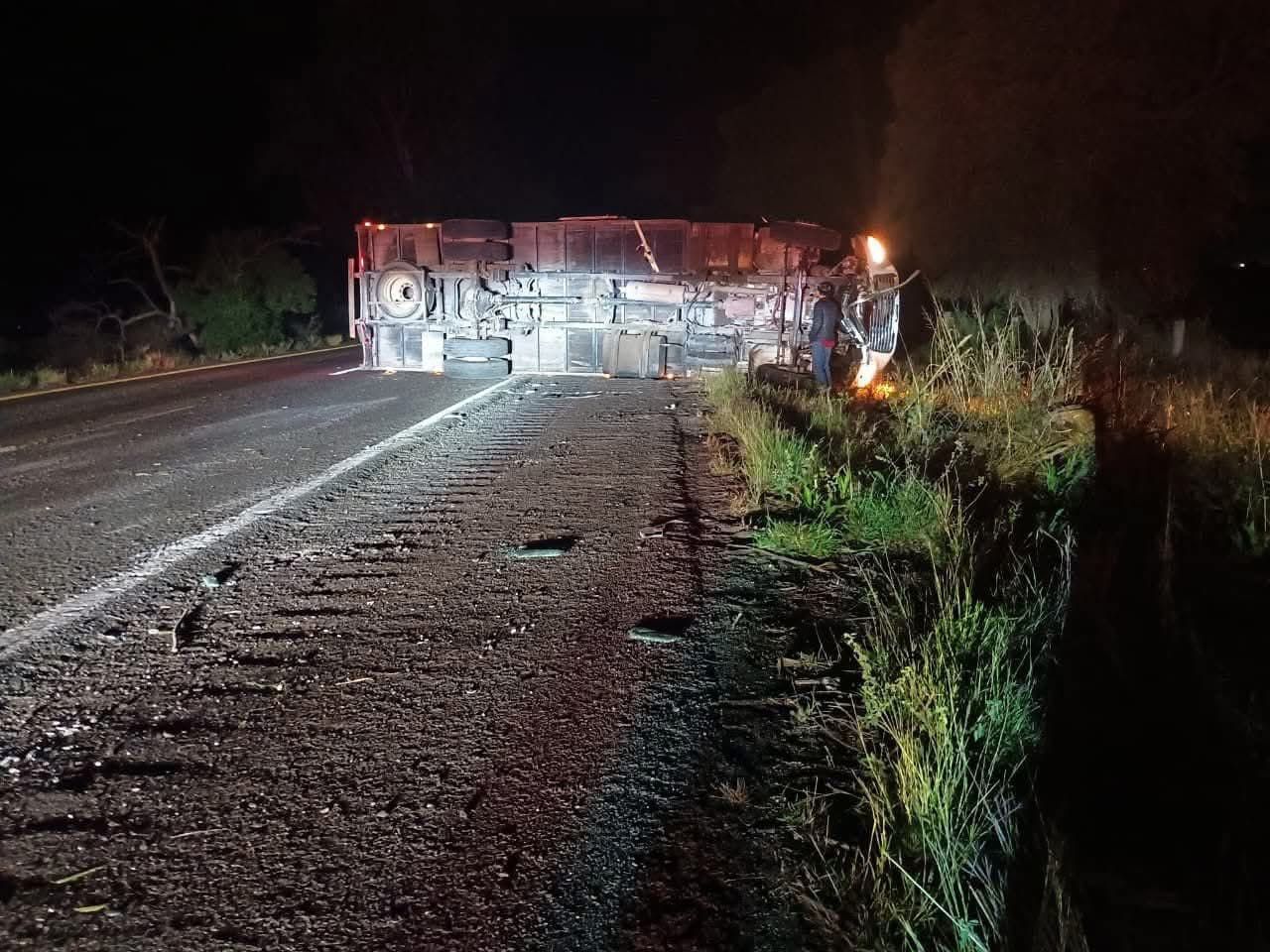 La pesada unidad bloqueó ambos carriles de circulación
