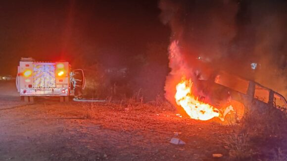 Vagoneta es consumida por el fuego junto a vías del tren en León Fonseca, Guasave, Sinaloa