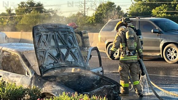 Automóvil queda reducido a cenizas tras incendiarse en la México 15 en Guasave, Sinaloa