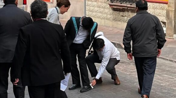 “Hay que mantener una actitud de humildad”: Opina Sheinbaum sobre limpieza de zapatos de Hugo Aguilar