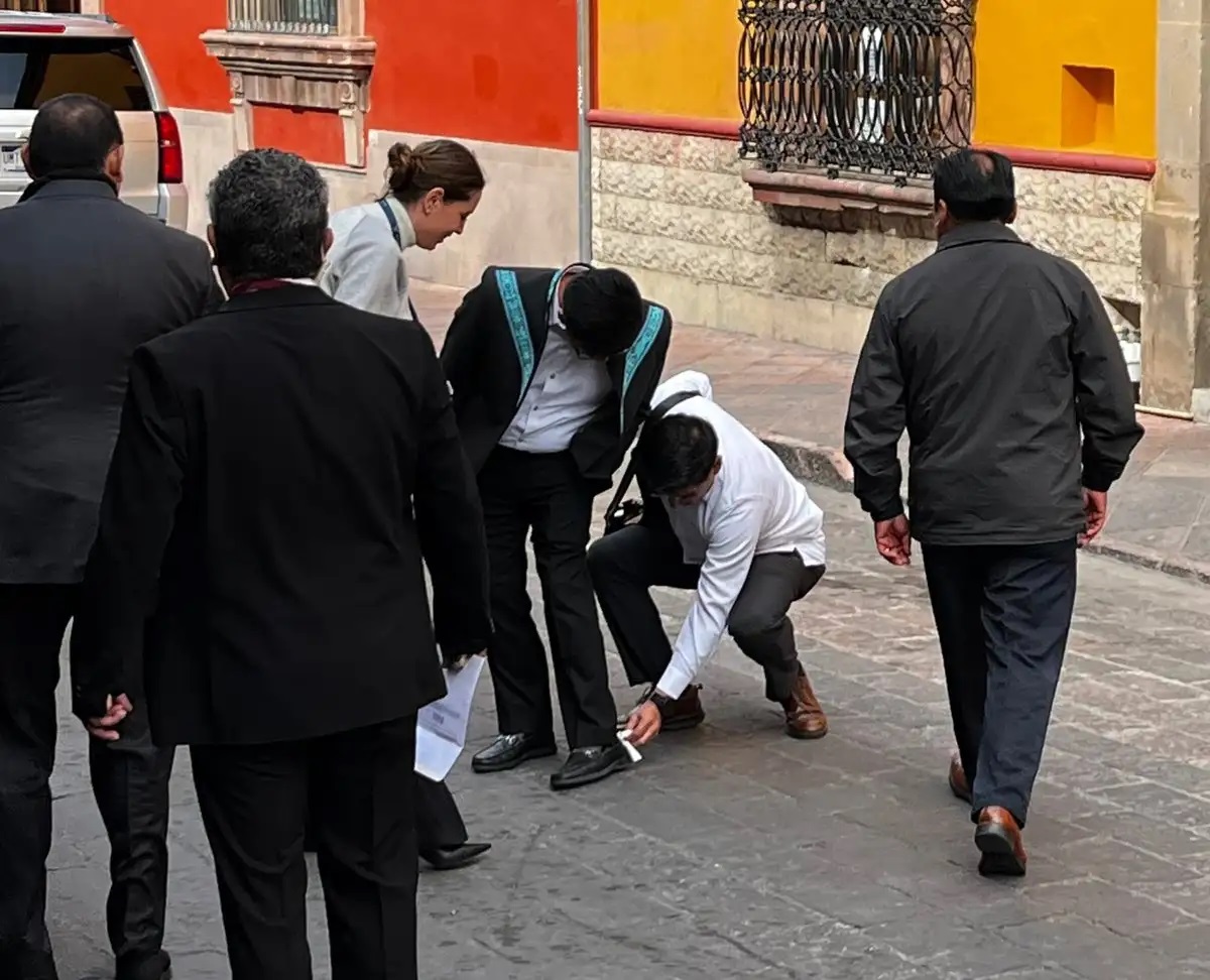 Limpieza de zapatos a Hugo Aguilar