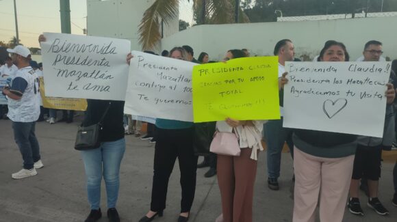 ‘Venimos a agradecer’; trabajadores de la UAS se hacen presentes en Mazatlán, Sinaloa, por el apoyo financiero de Claudia Sheinbaum
