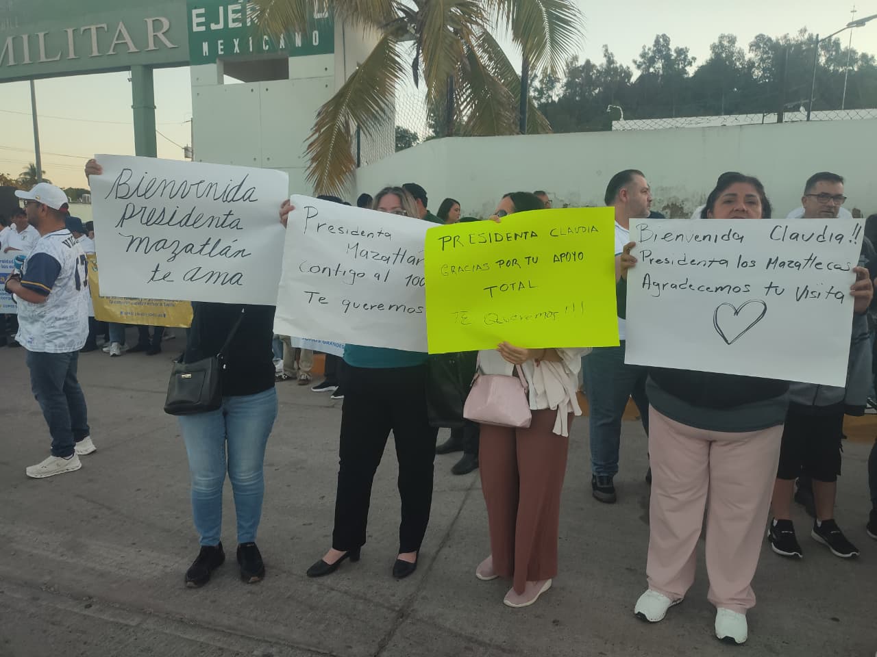 Los docentes aseguraron sentirse agradecidos con la presidente Claudia Sheinbaum