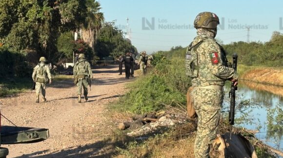 Atado de los pies y envuelto en una cobija localizan asesinado a un hombre a un costado del canal de Balbuena en Navolato