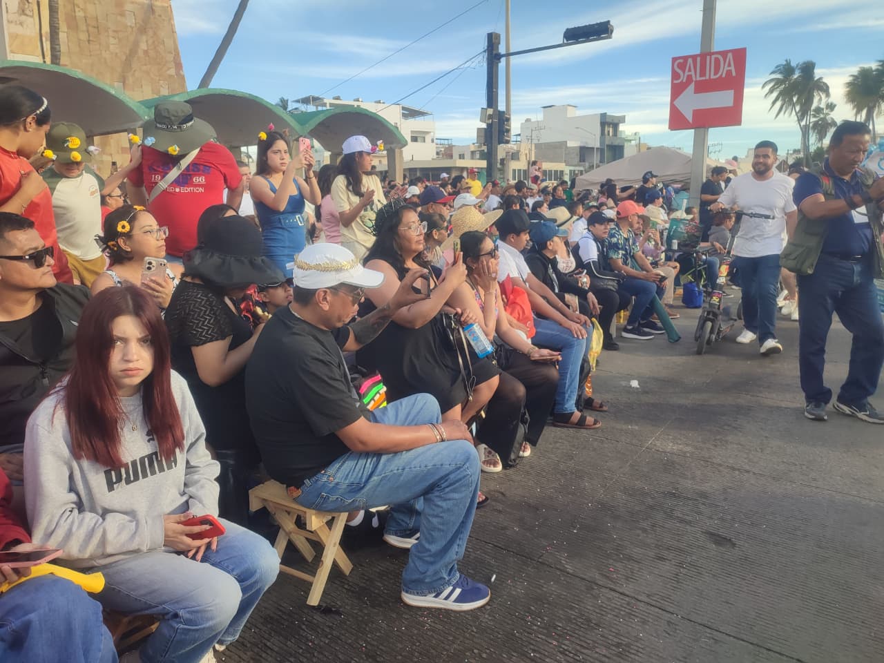 Los espectadores de carnaval de Mazatlán vieron con buenos ojos la manifestación de los dolidos