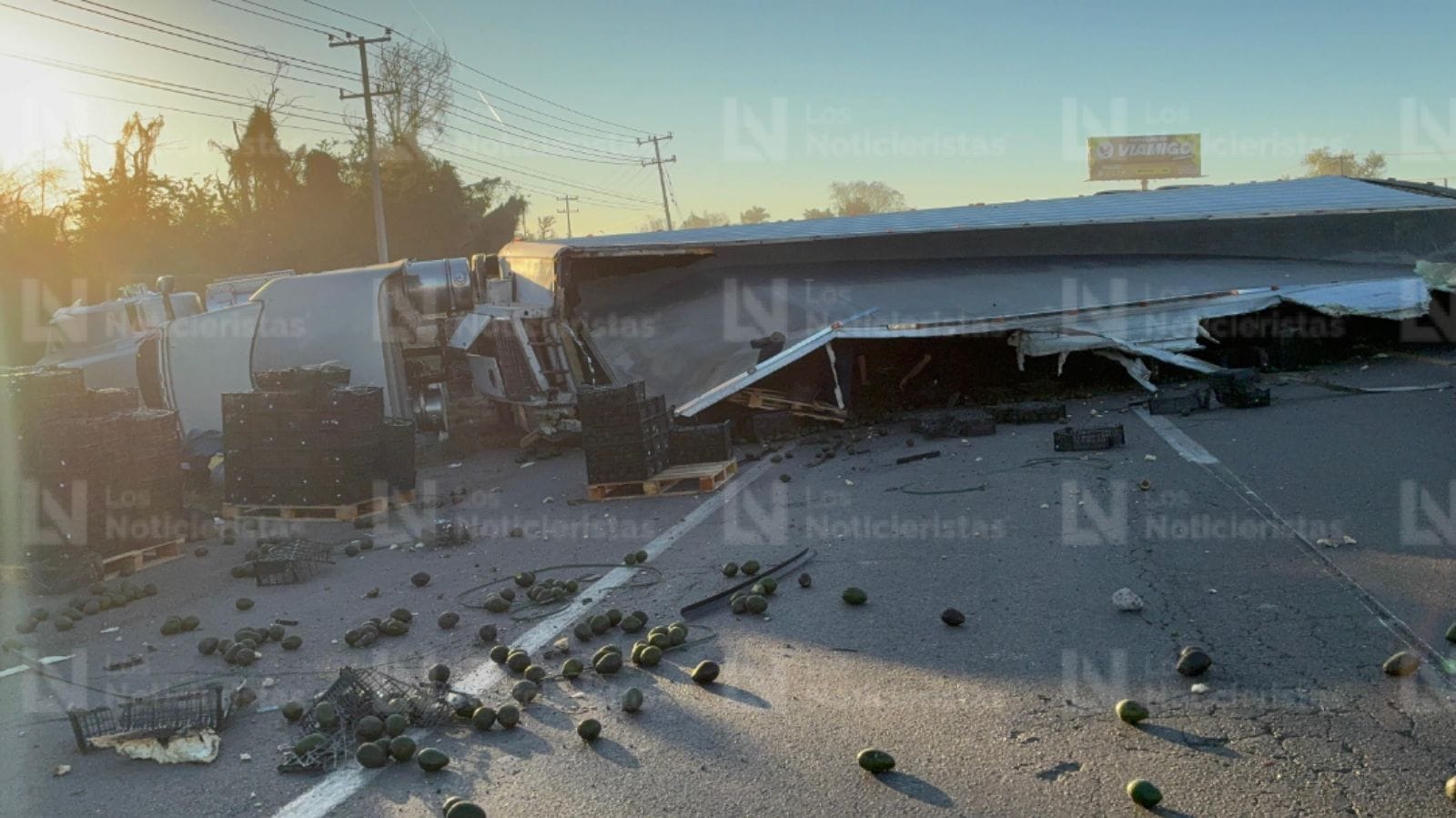 Los pobladore aprovecharon el accidente para hacerse de aguacates