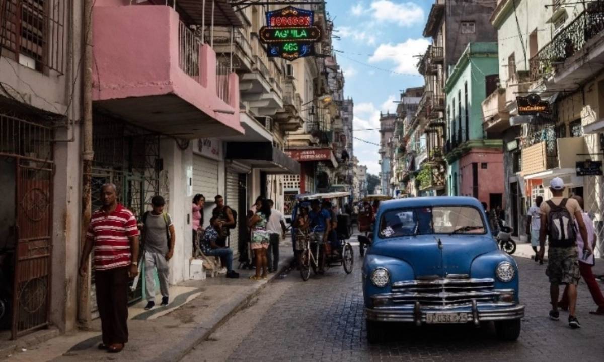Personas caminan en una calle en La Habana, Cuba.