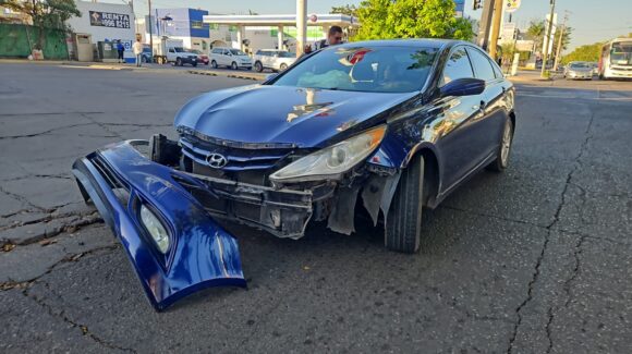 Aparatoso accidente en la colonia Industrial Bravo de Culiacán deja solo daños materiales