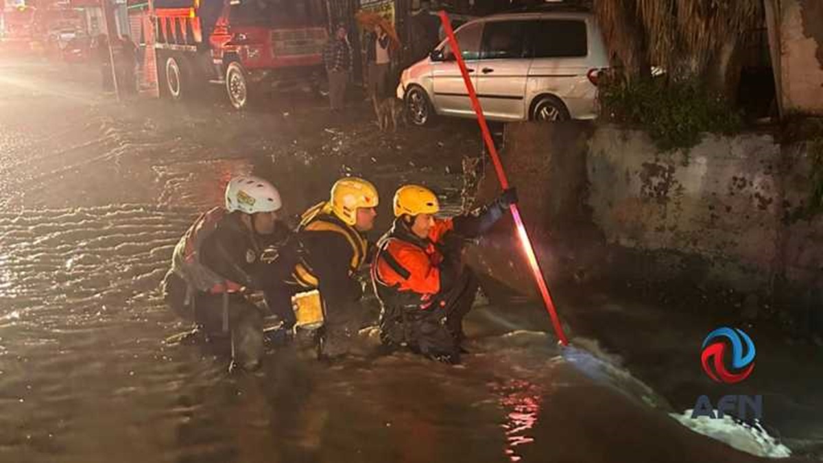 Rescatan a niña arrastrada por la corriente