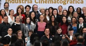 Salma Hayek fue invitada a Palacio Nacional para el anuncio de los incentivos para fortalecer la producción cinematográfica.