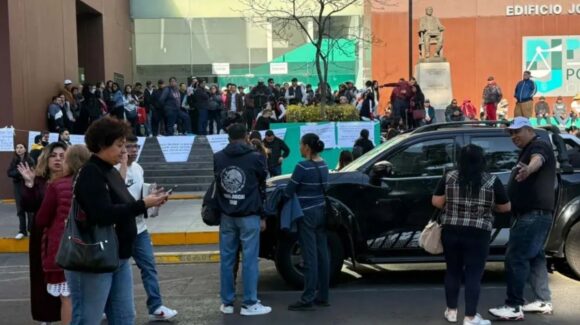 ¡Tensión en CDMX! Botellas al aire y empujones en disputa laboral en Ciudad Judicial