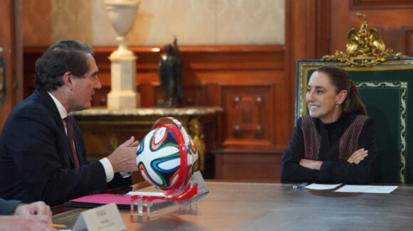 Sheinbaum anuncia inversión de Coca Cola y llegada del trofeo del Mundial 2026 a México
