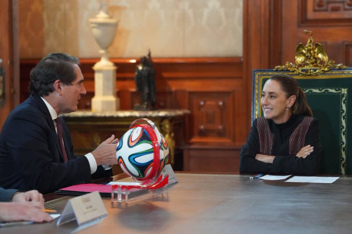 Sheinbaum anuncia inversión de Coca Cola y llegada del trofeo del Mundial 2026 a México