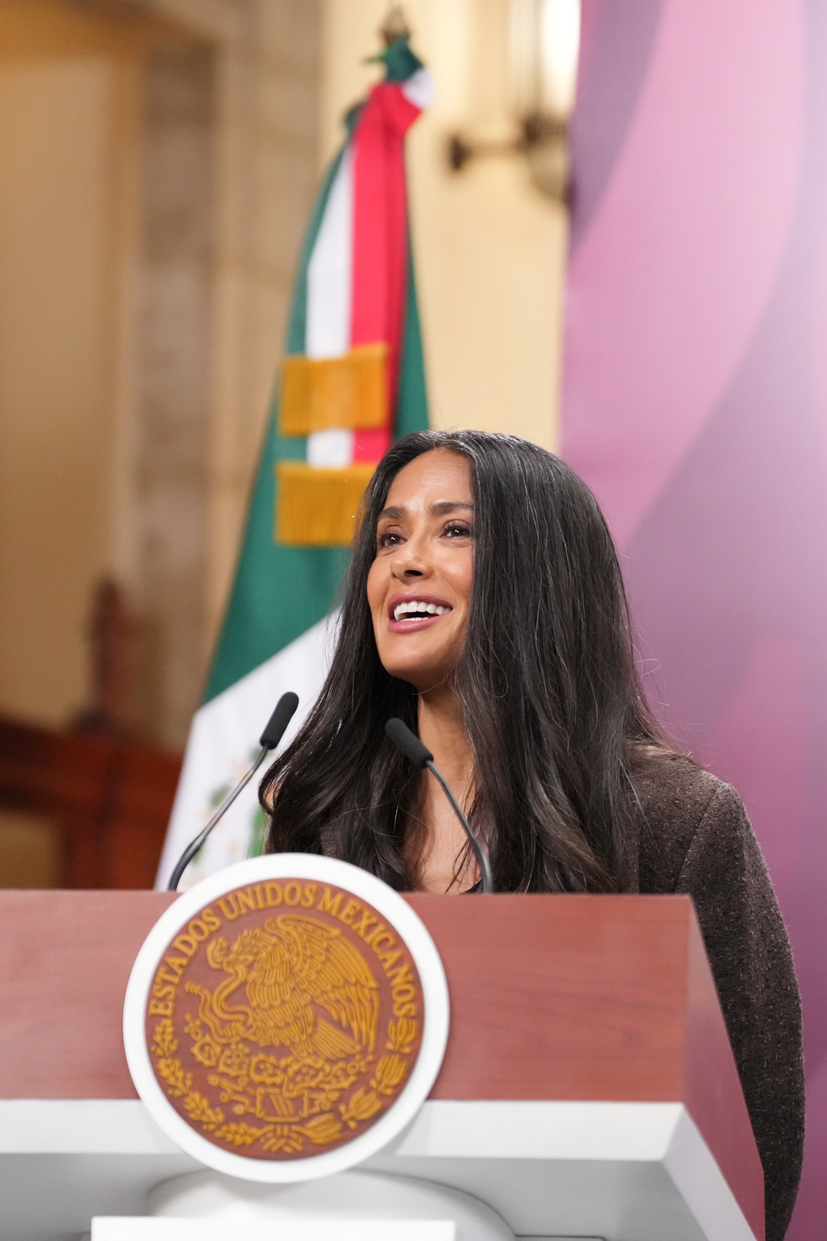 Sheinbaum y Salma Hayec anuncian plan de apoyo integral al cine nacional