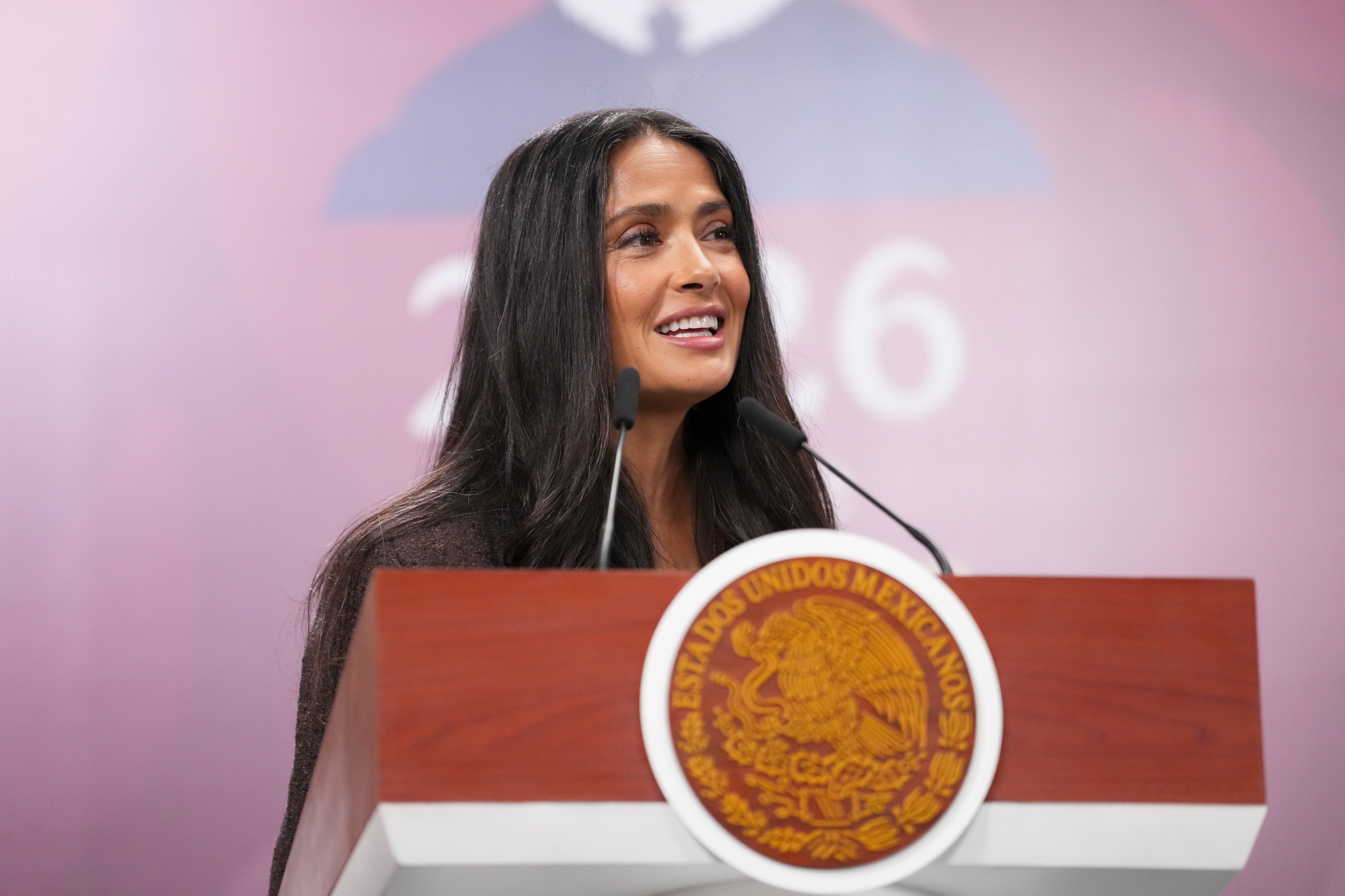 Sheinbaum y Salma Hayec anuncian plan de apoyo integral al cine nacional