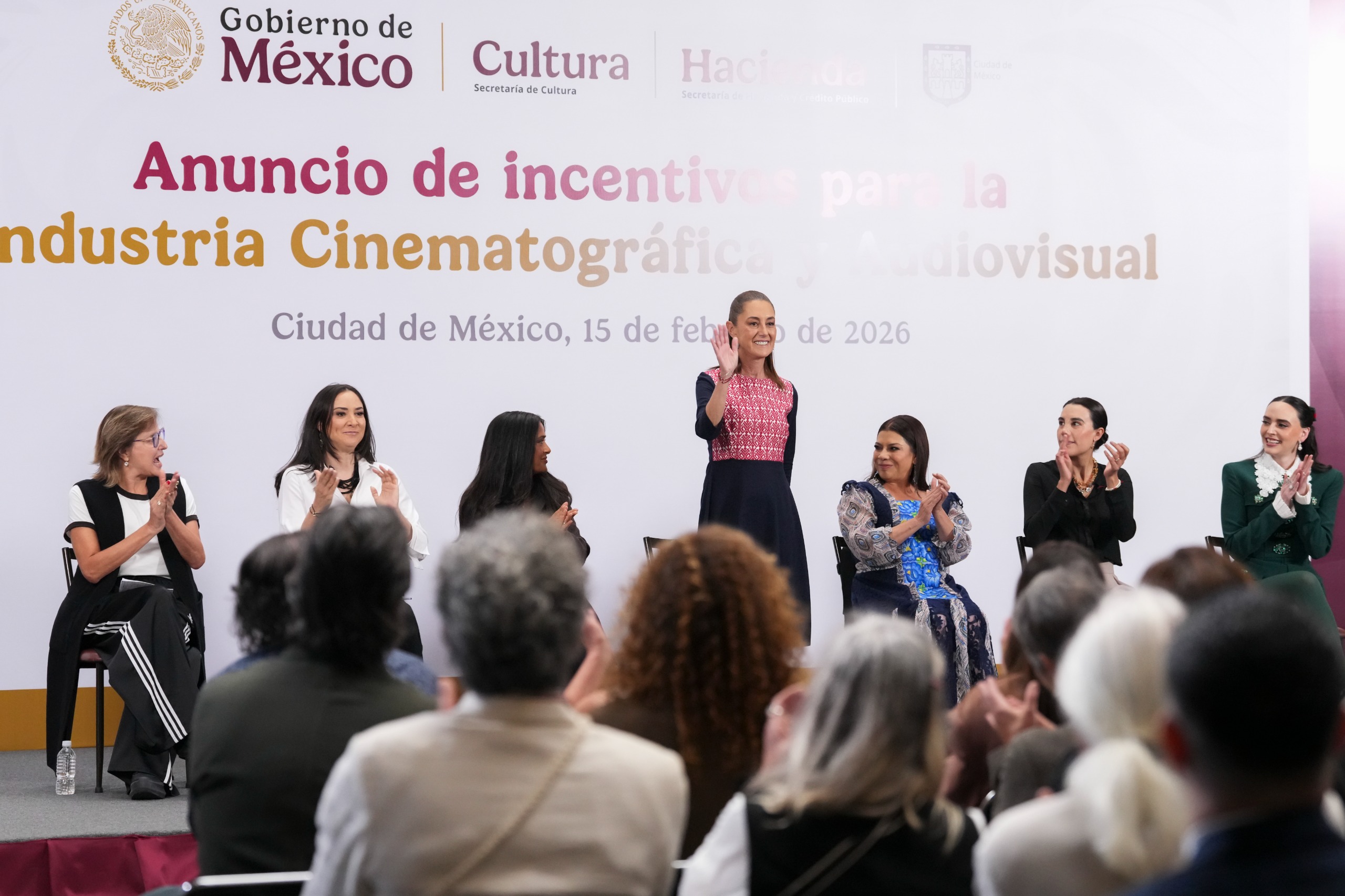 Sheinbaum y Salma Hayec anuncian plan de apoyo integral al cine nacional