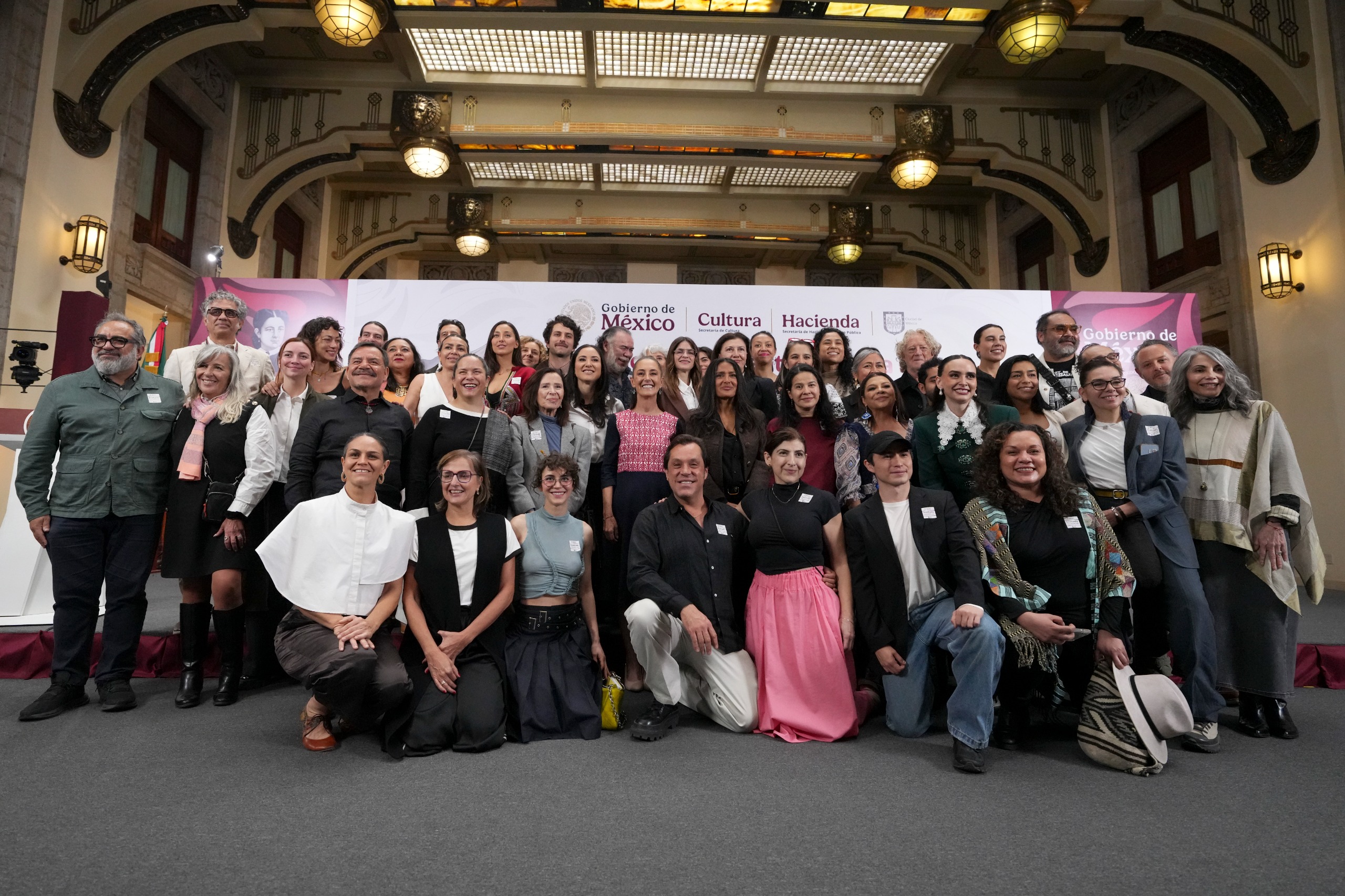 Sheinbaum y Salma Hayec anuncian plan de apoyo integral al cine nacional