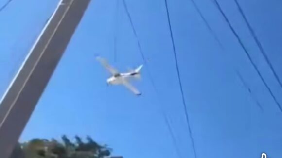 VIDEO | ¡Cupido volador! El piloto César Meza entrega flores desde una aeronave en Culiacán
