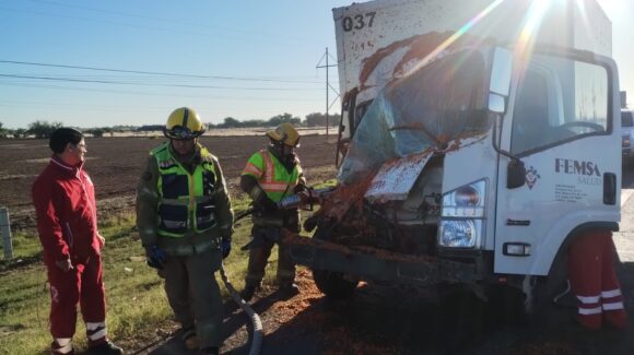 Jesús terminó prensado al sufrir un accidente a la altura de Benito Juárez, Guasave, Sinaloa, sobre la Carretera Internacional México 15