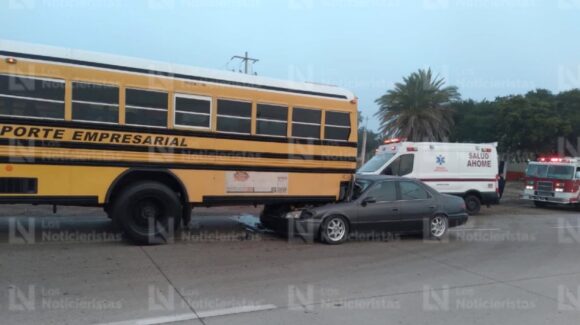 Conductor de un vehículo queda debajo de un camión tras accidente en la Mochis-Topolobampo en Ahome, Sinaloa