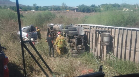 Choque entre una camioneta y tráiler deja solo daños materiales en la carretera Mocorito-Guamúchil