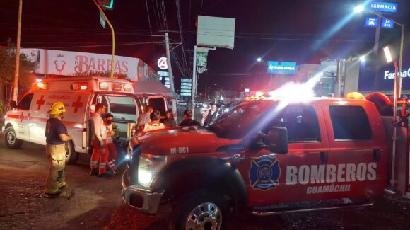 Aparatoso choque en conocido crucero de Guamúchil, Sinaloa, deja fuertes daños materiales