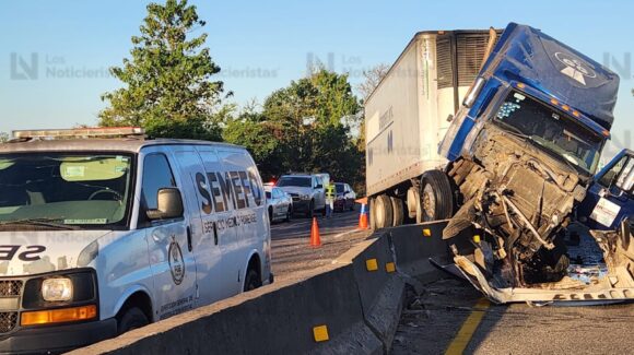 Un muerto deja accidente entre tráiler y una camioneta sobre La Costera, cerca del Aeropuerto de Culiacán, Sinaloa