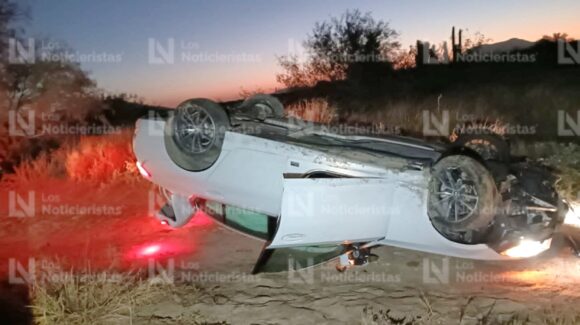 Conductor de BMW queda volcado en curva de ‘Los Murciélagos’ de la isla El Maviri en Ahome, Sinaloa