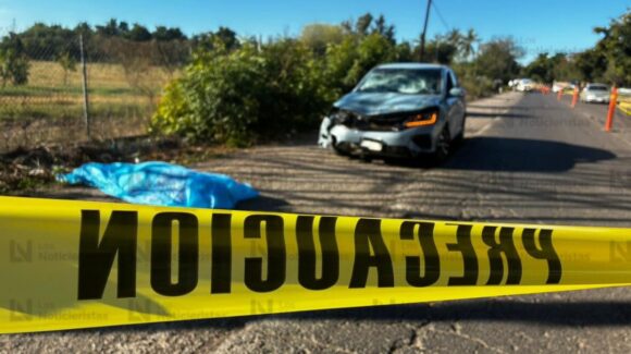 Peatón pierde la vida y uno más resulta lesionado tras ser arrollados por un vehículo en Mochicahui, El Fuerte, Sinaloa