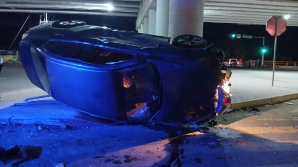 Fuerte accidente en Guasave, Sinaloa deja un vehículo de costado en la sindicatura de Adolfo Ruiz Cortines