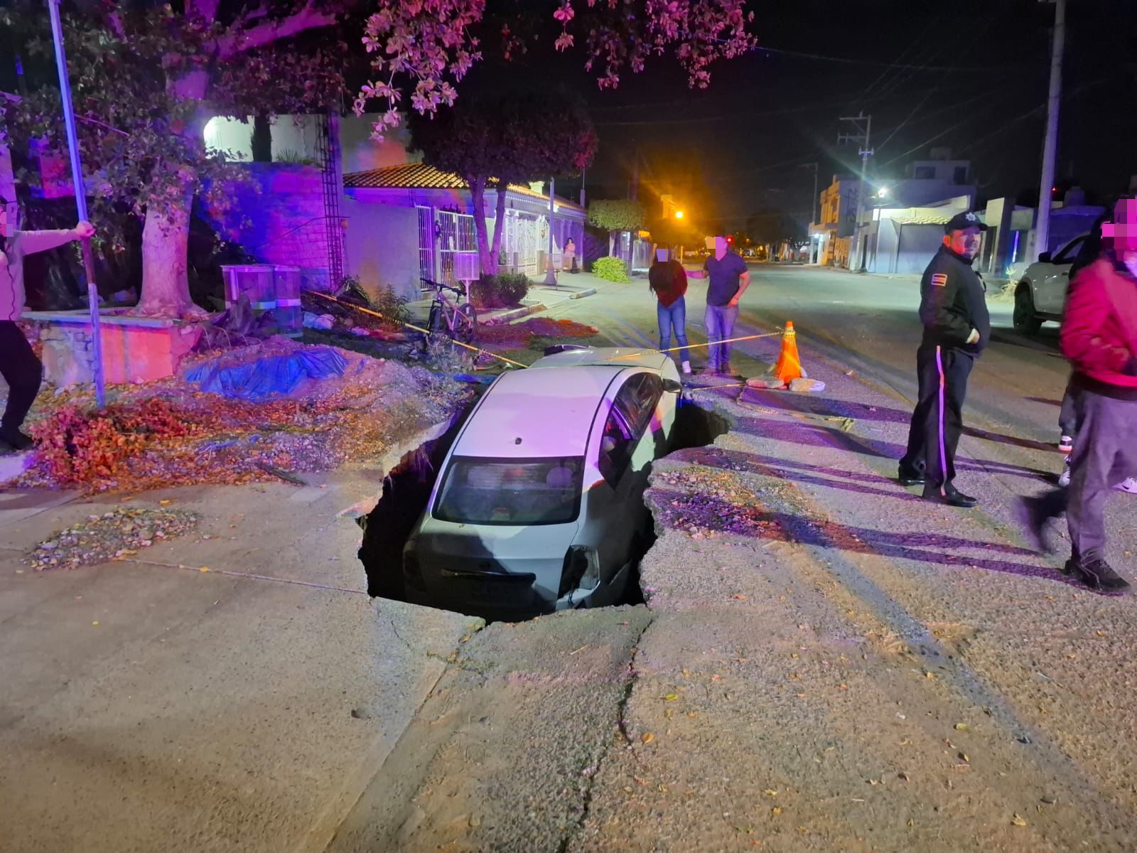 Cae conductor en un socavón de Guasave