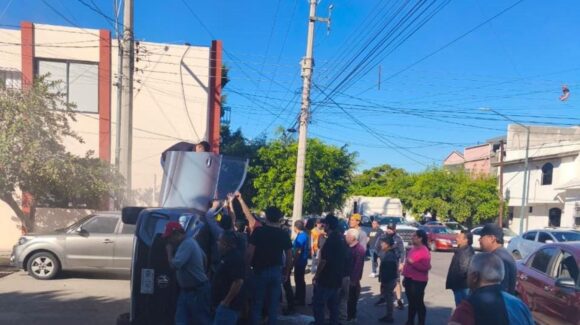 Choque y volcadura deja solo daños materiales en Culiacán, Sinaloa