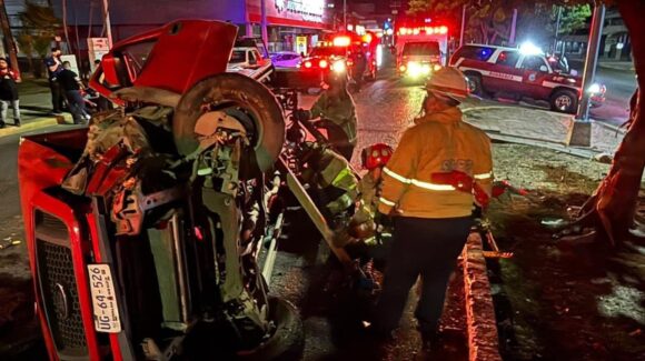 Aparatosa volcadura moviliza a cuerpos de emergencia en Mazatlán, Sinaloa, mujer queda lesionada