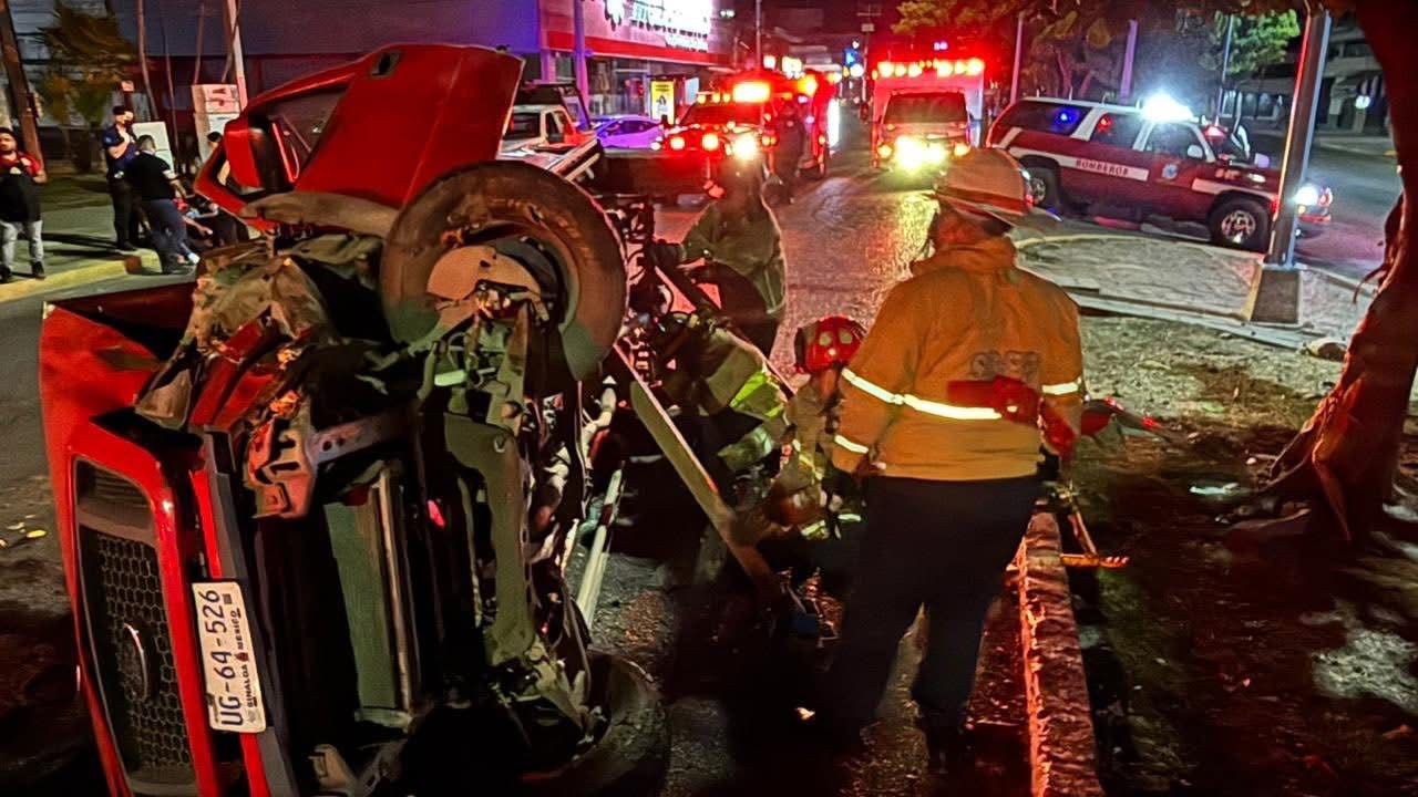Volcadura sobre la avenida Ejército Mexicano de Mazatlán