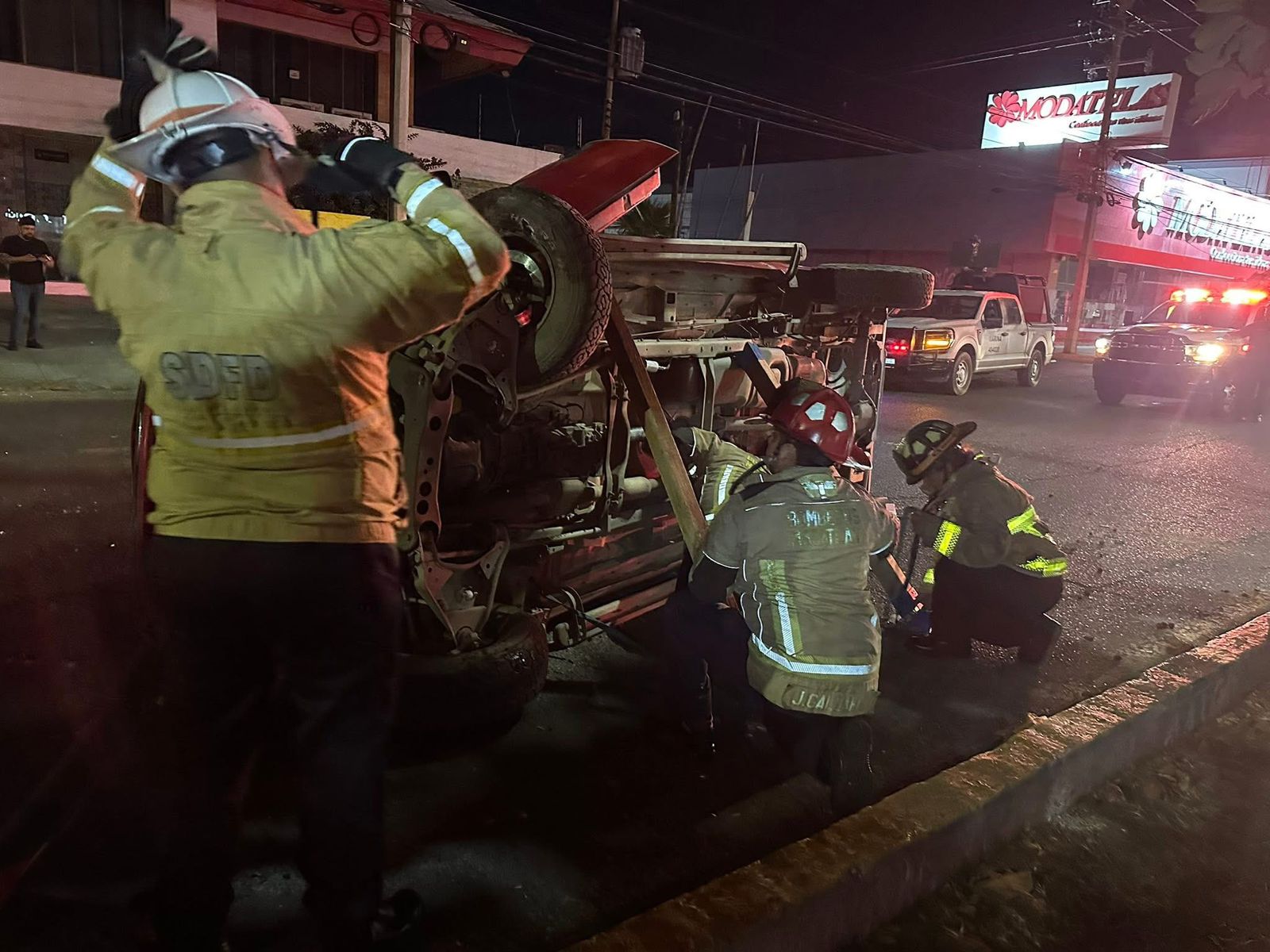Volcadura sobre la avenida Ejército Mexicano de Mazatlán