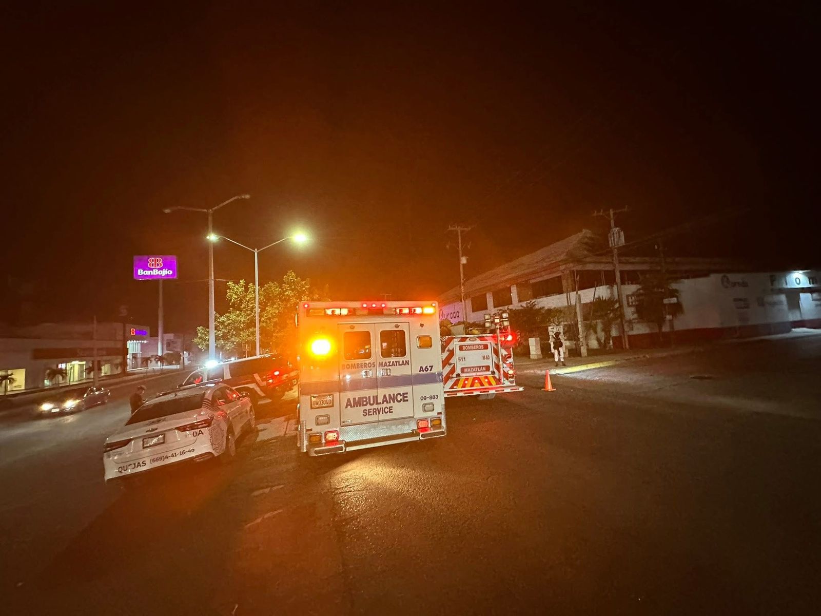 Volcadura sobre la avenida Ejército Mexicano de Mazatlán