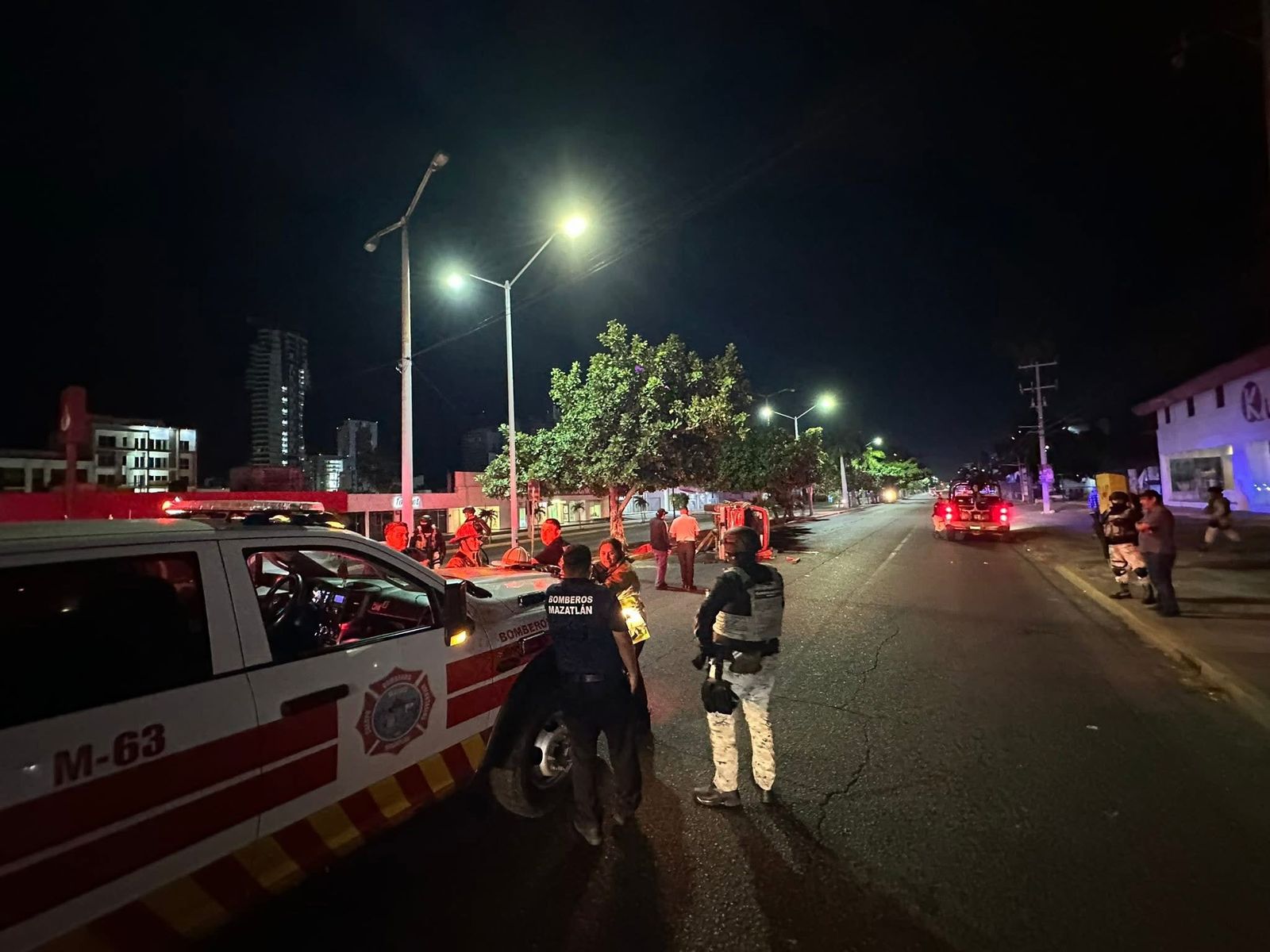 Volcadura sobre la avenida Ejército Mexicano de Mazatlán